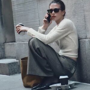 ZARA thin knit ecru sweater with round neck and long sleeves. L NWT